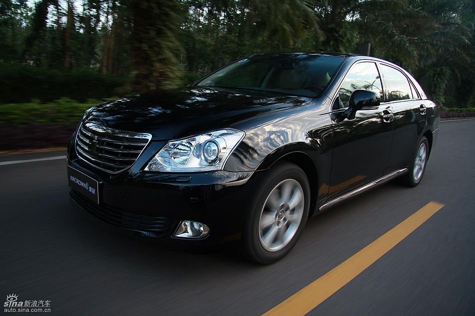 丰田新皇冠试驾实拍图动态