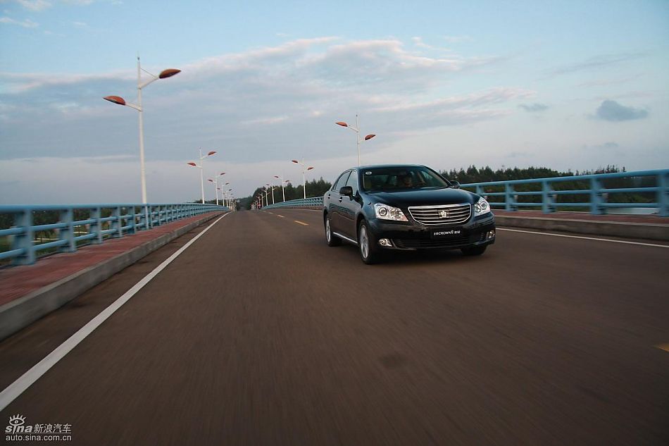 丰田新皇冠试驾实拍图动态