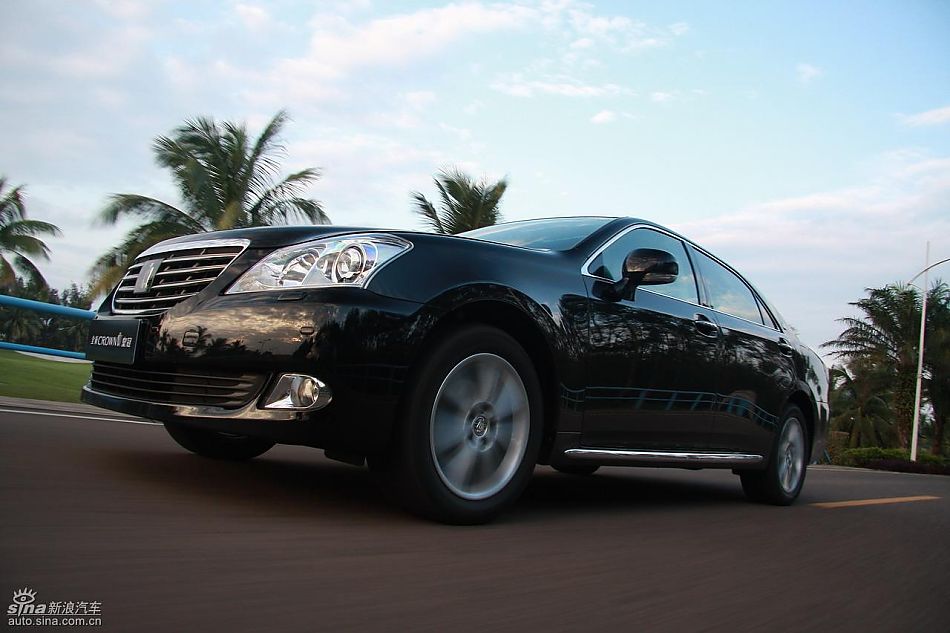 丰田新皇冠试驾实拍图动态