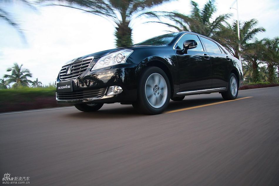 丰田新皇冠试驾实拍图动态