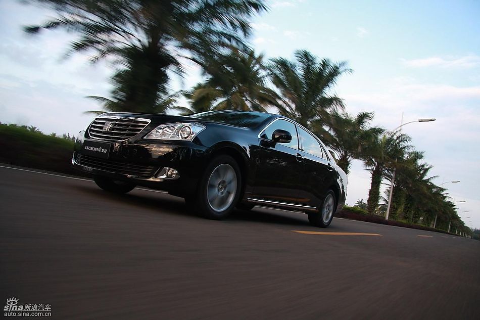 丰田新皇冠试驾实拍图动态