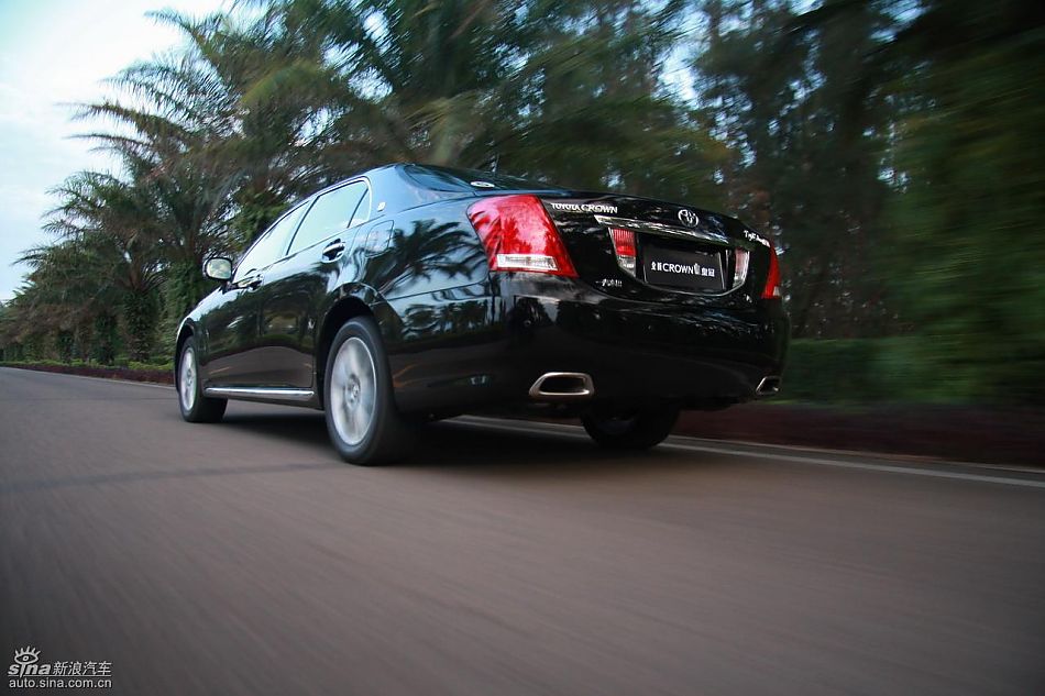 丰田新皇冠试驾实拍图动态