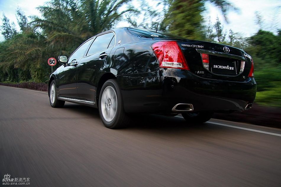 丰田新皇冠试驾实拍图动态