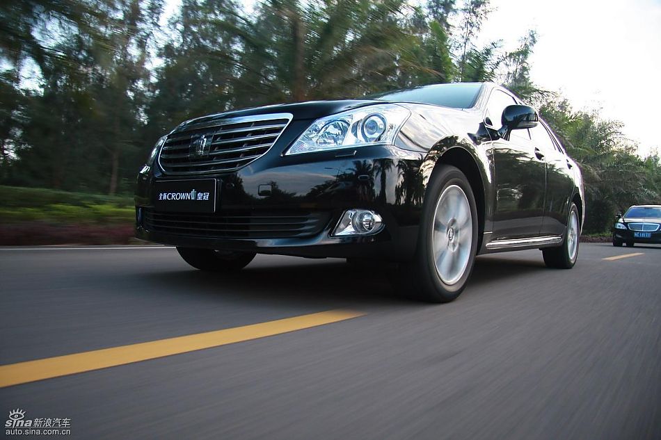 丰田新皇冠试驾实拍图动态