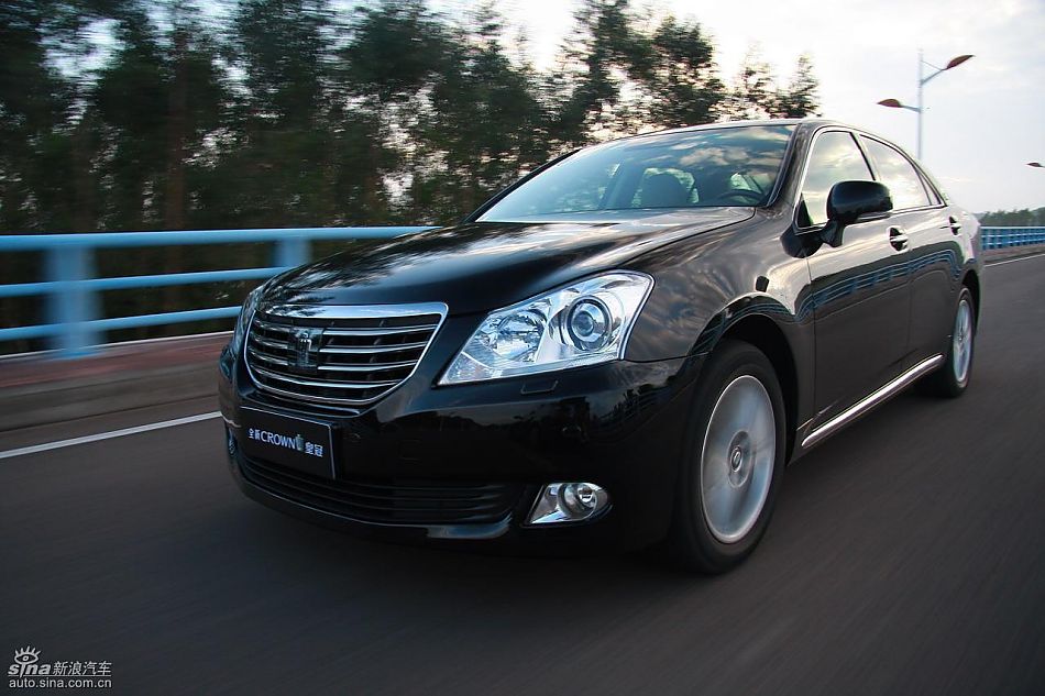 丰田新皇冠试驾实拍图动态