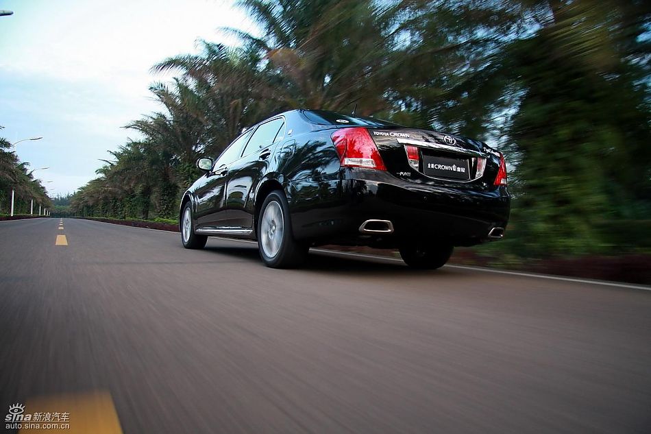 丰田新皇冠试驾实拍图动态