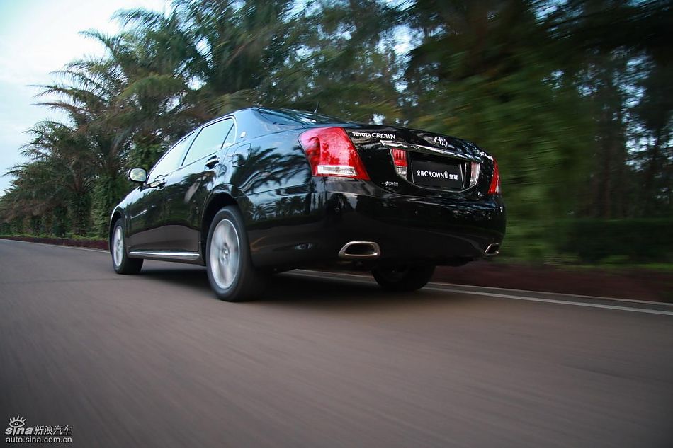 丰田新皇冠试驾实拍图动态