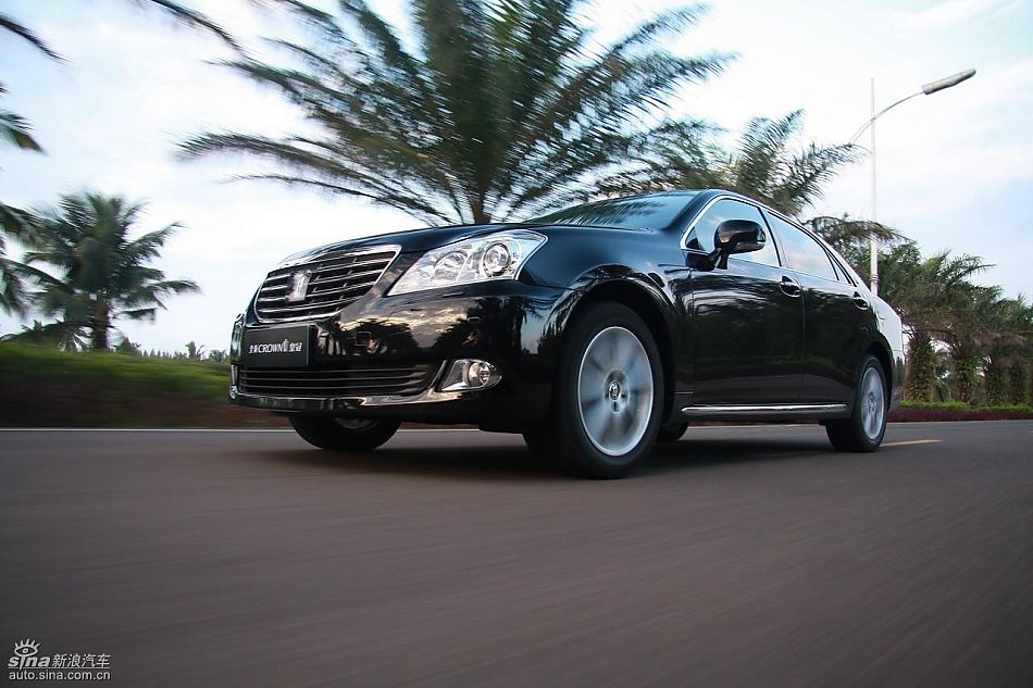 丰田新皇冠试驾实拍图动态