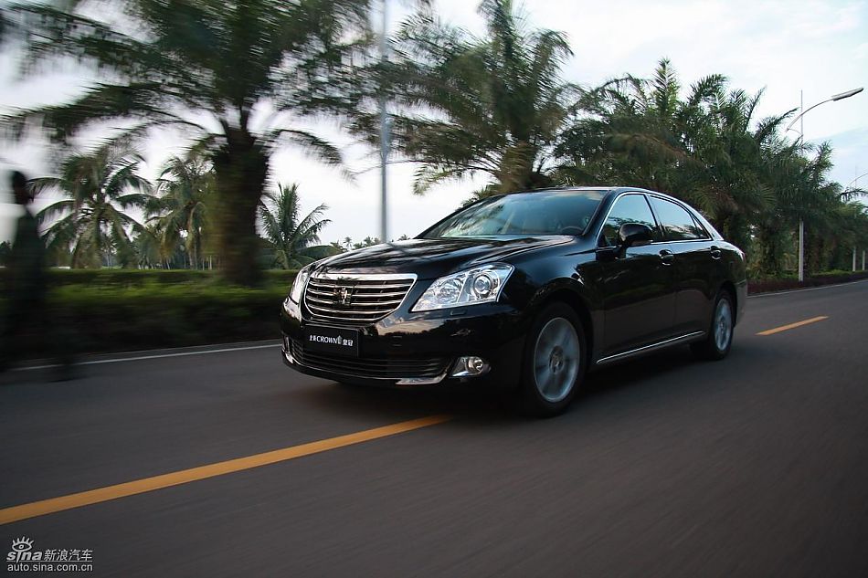 丰田新皇冠试驾实拍图动态