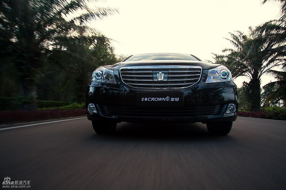 丰田新皇冠试驾实拍图动态