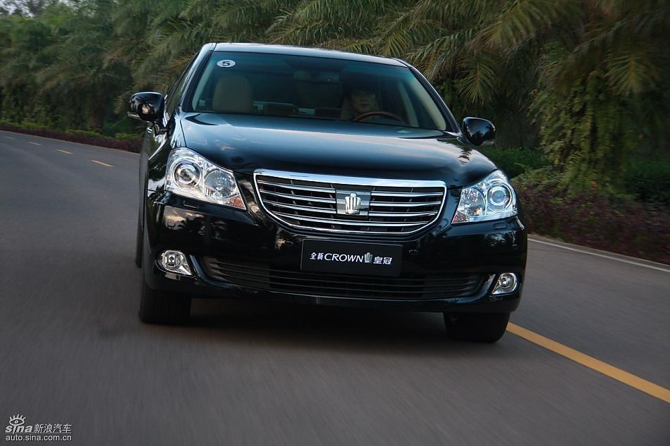 丰田新皇冠试驾实拍图动态