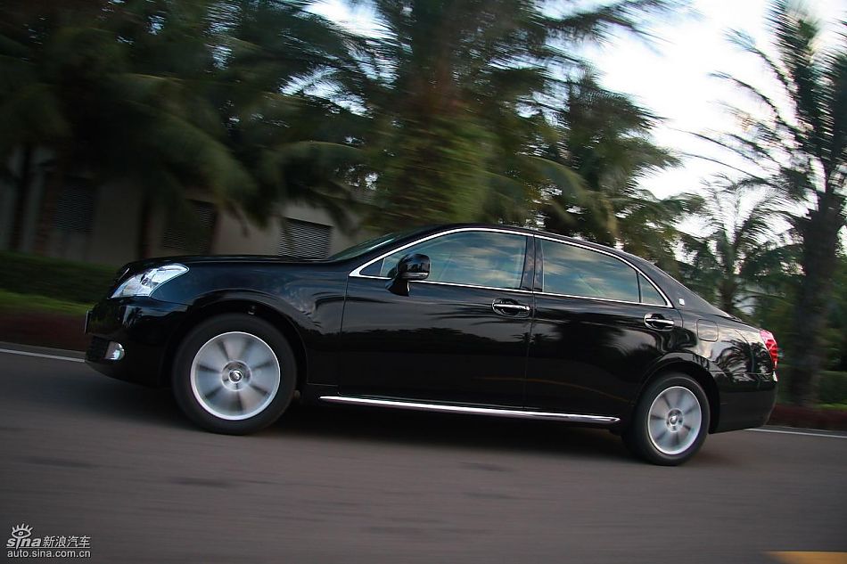 丰田新皇冠试驾实拍图动态