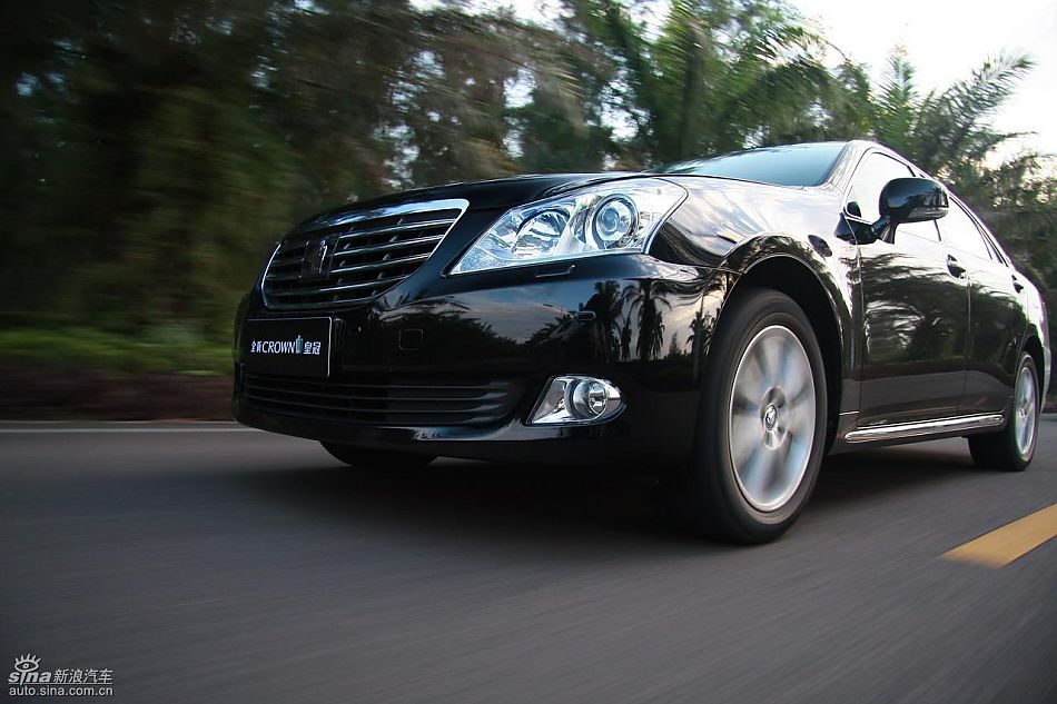 丰田新皇冠试驾实拍图动态