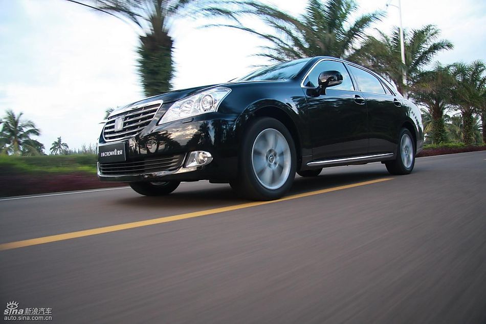 丰田新皇冠试驾实拍图动态