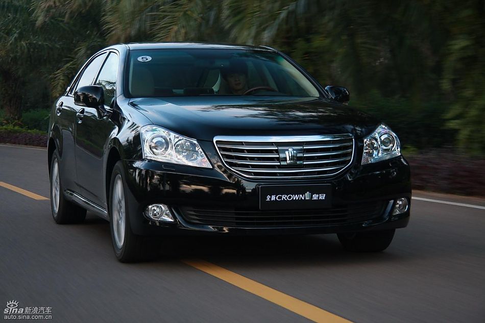 丰田新皇冠试驾实拍图动态