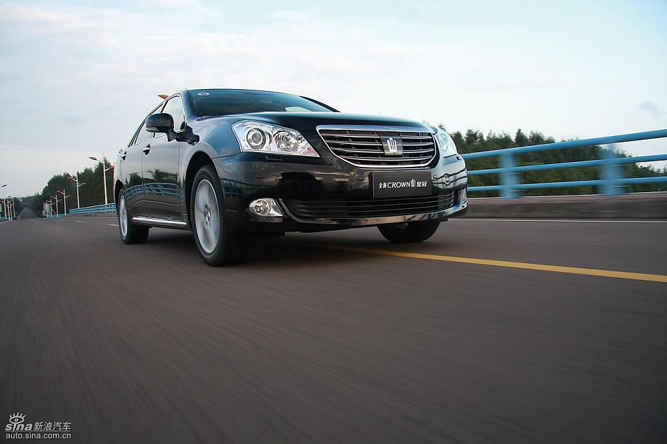 丰田新皇冠试驾实拍图动态