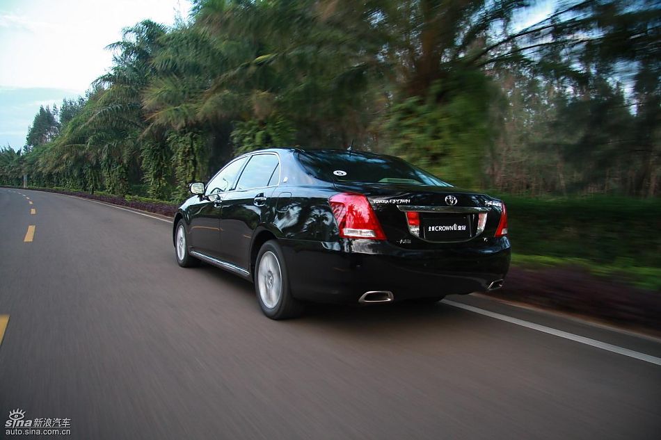 丰田新皇冠试驾实拍图动态