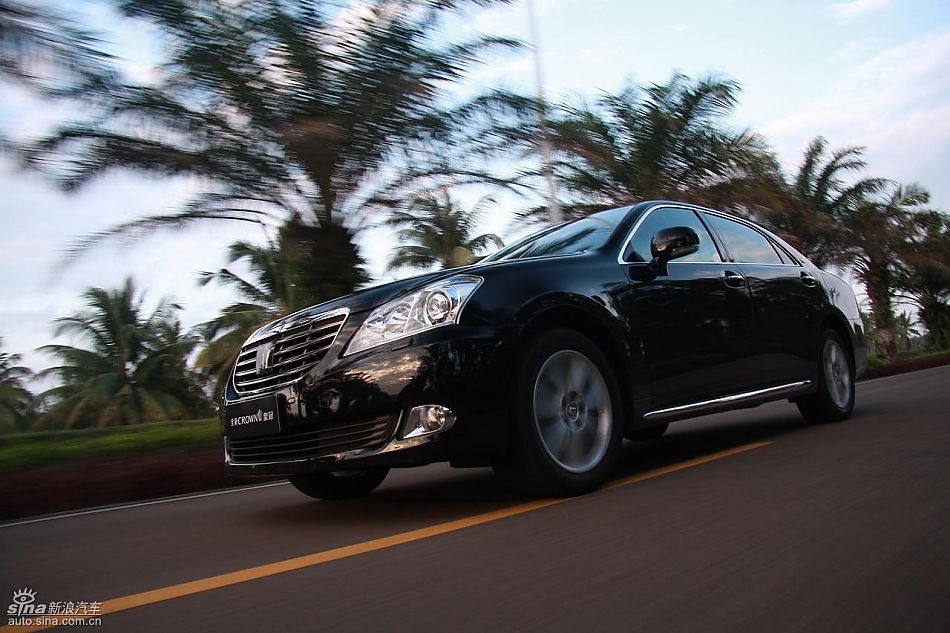 丰田新皇冠试驾实拍图动态