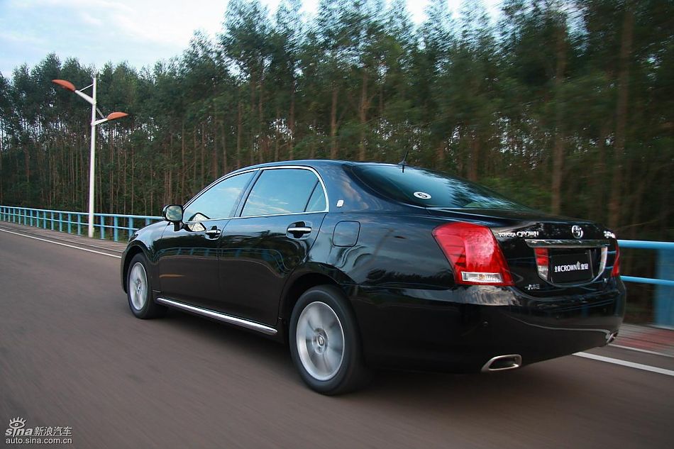 丰田新皇冠试驾实拍图动态