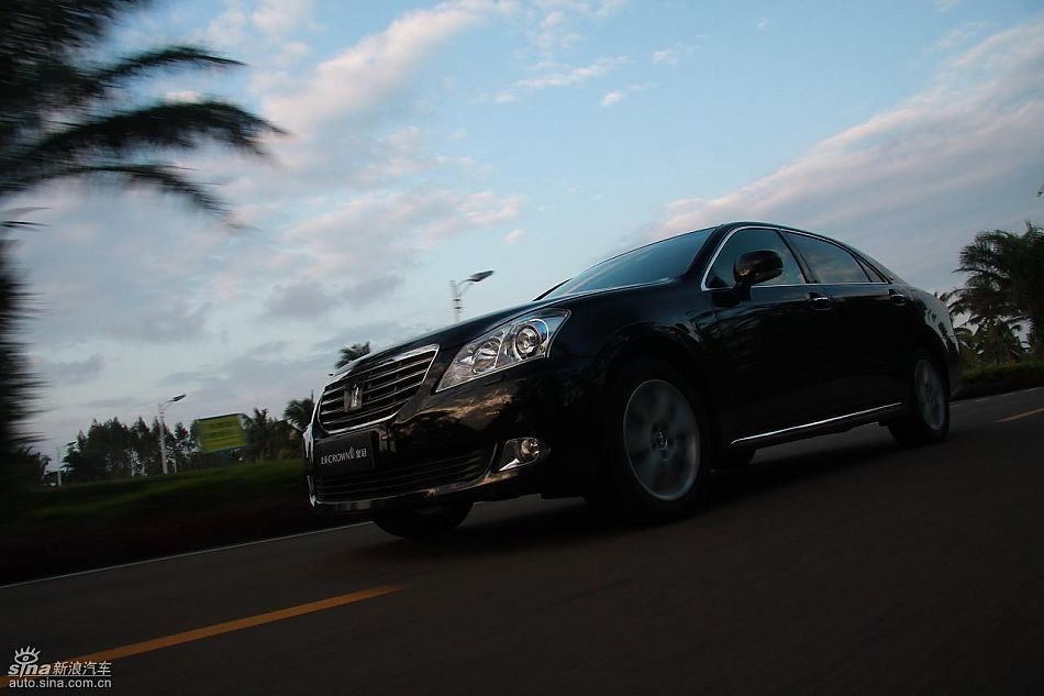 丰田新皇冠试驾实拍图动态