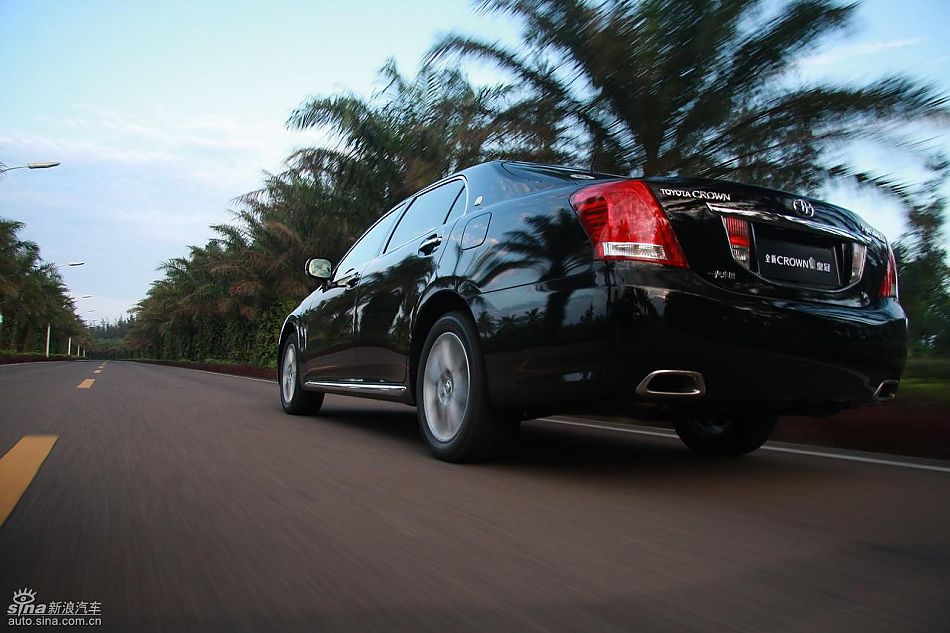 丰田新皇冠试驾实拍图动态