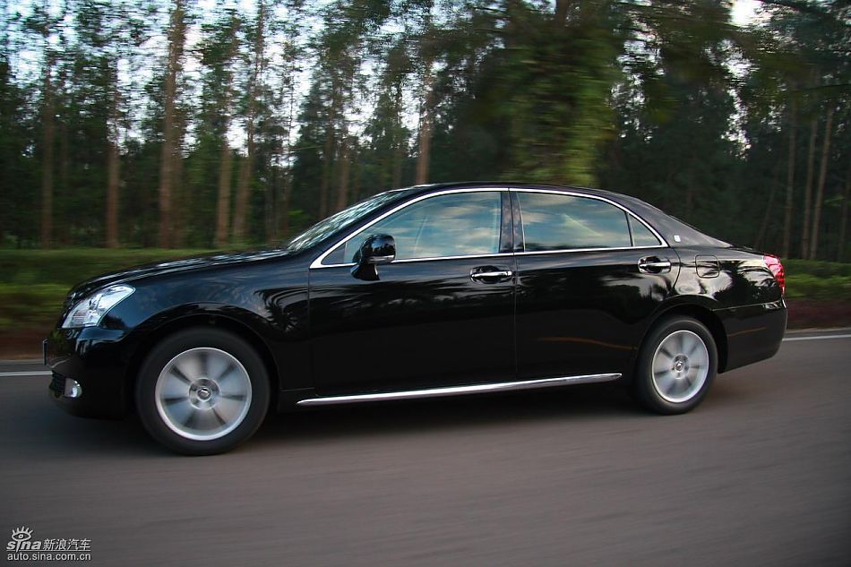 丰田新皇冠试驾实拍图动态