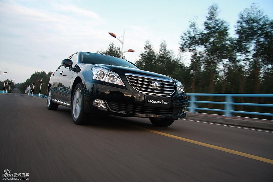 丰田新皇冠试驾实拍图动态