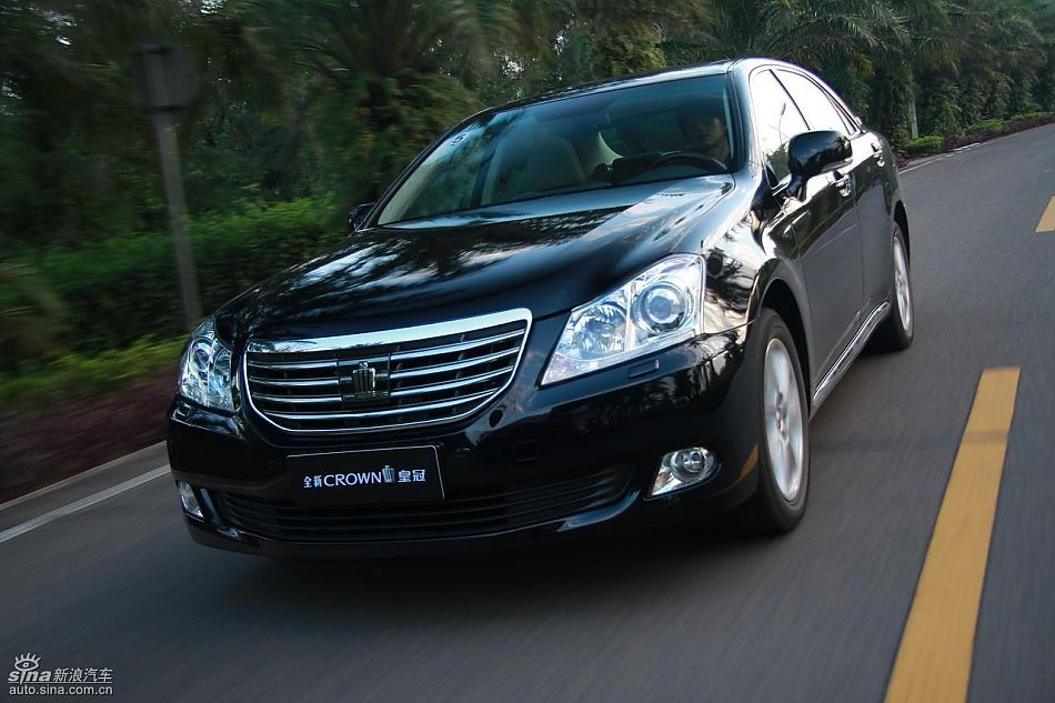 丰田新皇冠试驾实拍图动态