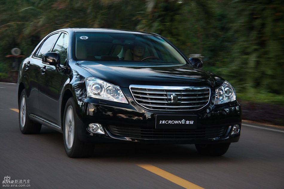 丰田新皇冠试驾实拍图动态