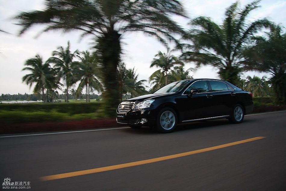 丰田新皇冠试驾实拍图动态