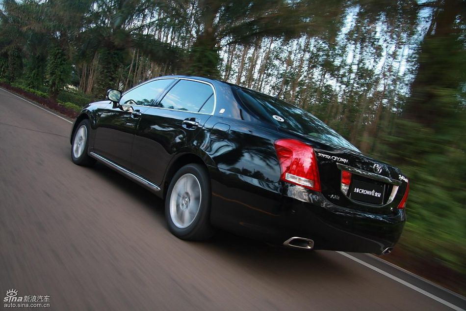 丰田新皇冠试驾实拍图动态