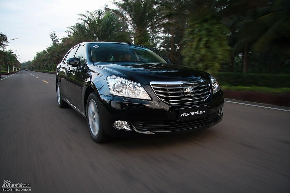 丰田新皇冠试驾实拍图动态