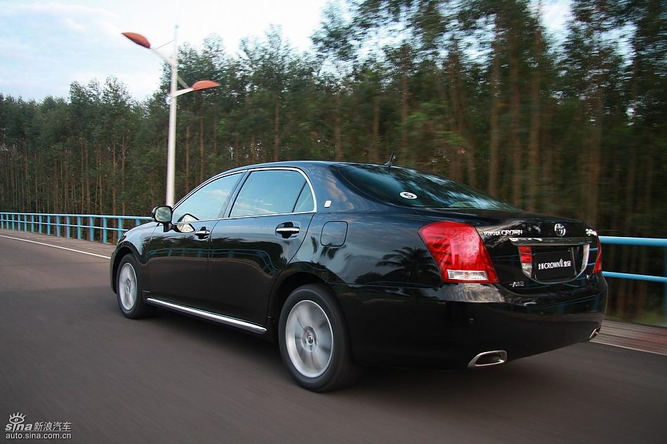 丰田新皇冠试驾实拍图动态