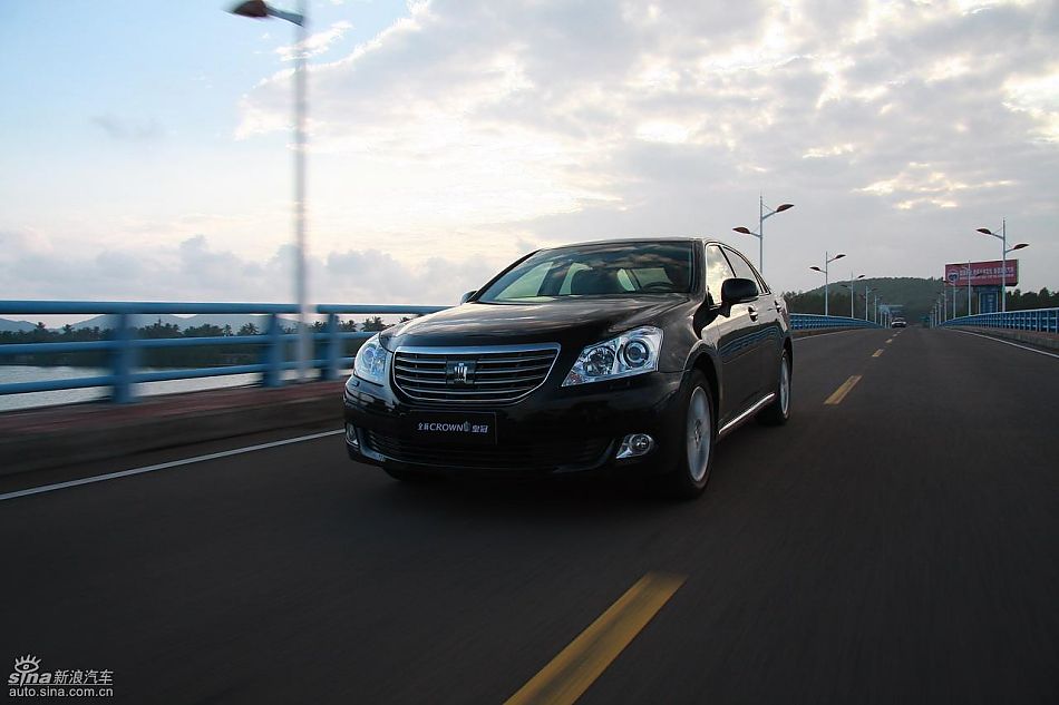 丰田新皇冠试驾实拍图动态