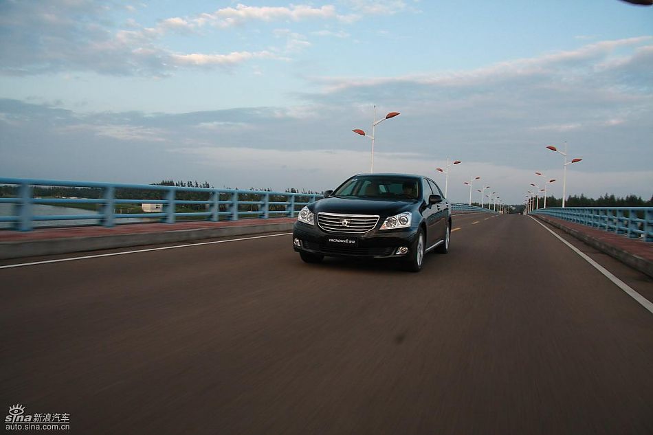 丰田新皇冠试驾实拍图动态