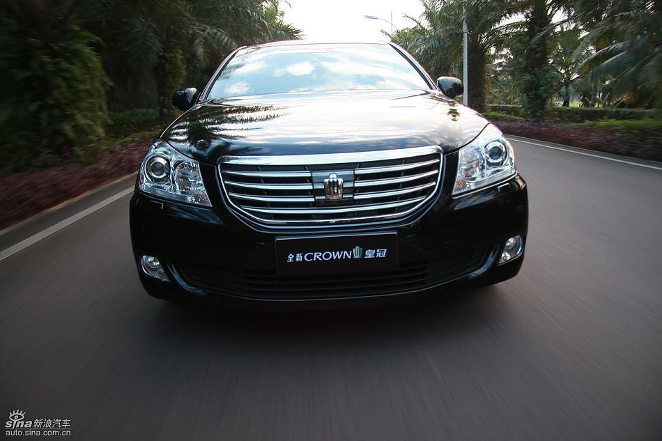 丰田新皇冠试驾实拍图动态