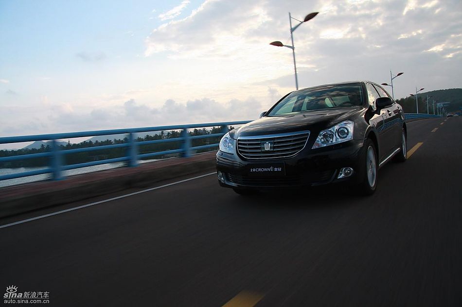丰田新皇冠试驾实拍图动态