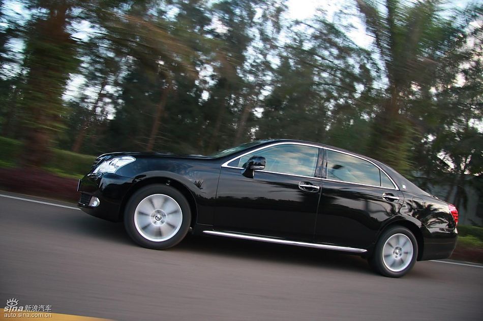 丰田新皇冠试驾实拍图动态