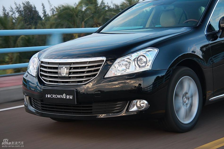 丰田新皇冠试驾实拍图动态