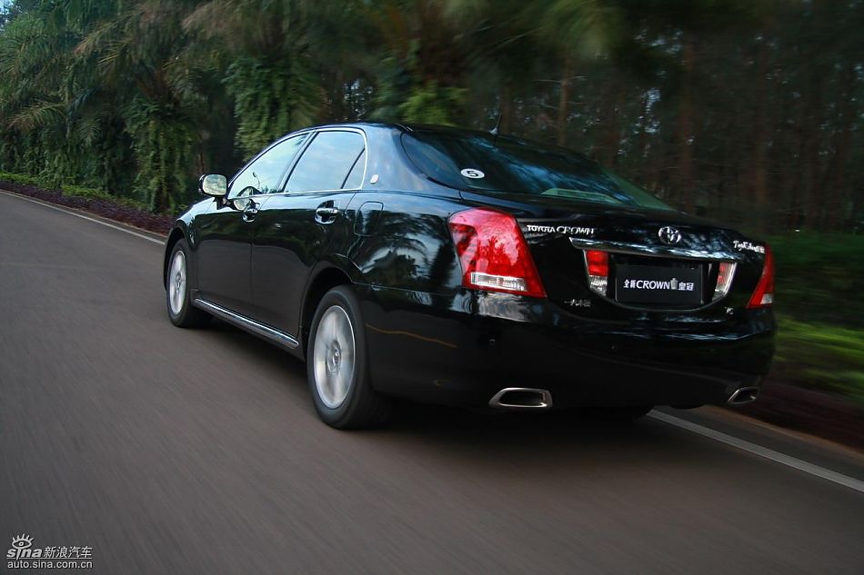 丰田新皇冠试驾实拍图动态