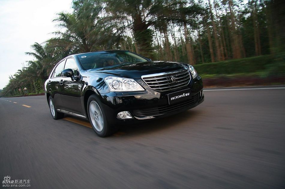 丰田新皇冠试驾实拍图动态