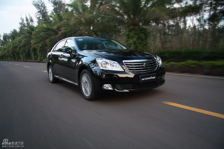 丰田新皇冠试驾实拍图动态