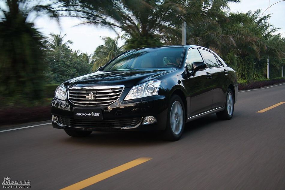 丰田新皇冠试驾实拍图动态