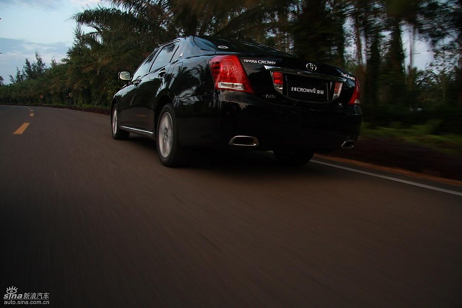 丰田新皇冠试驾实拍图动态
