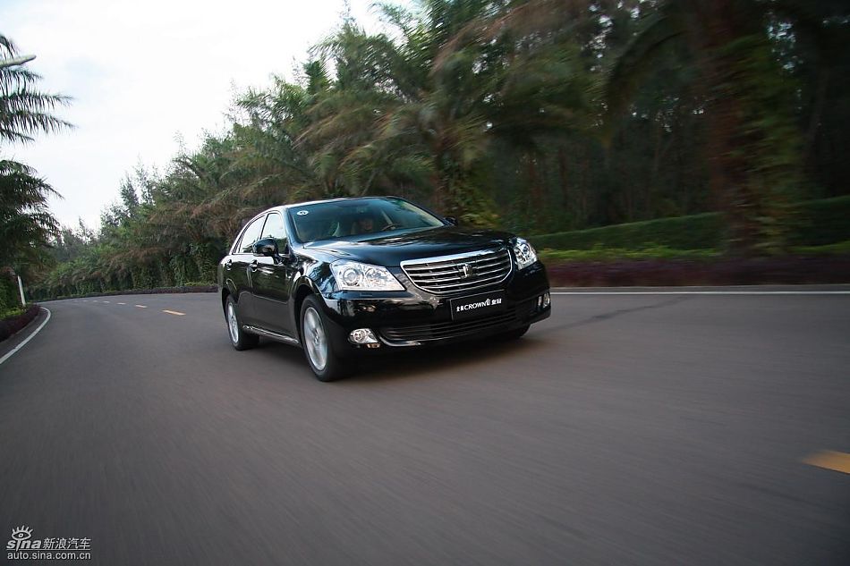 丰田新皇冠试驾实拍图动态