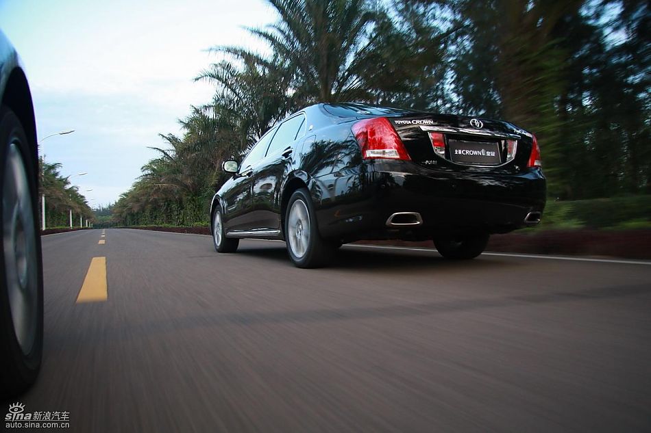 丰田新皇冠试驾实拍图动态