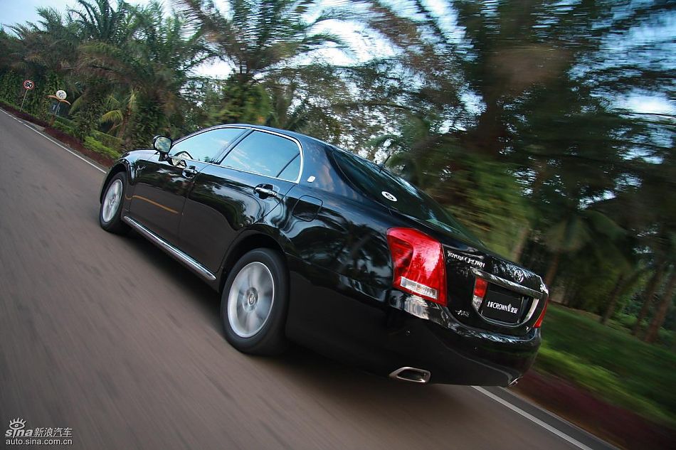 丰田新皇冠试驾实拍图动态