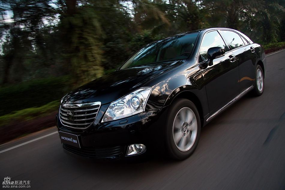 丰田新皇冠试驾实拍图动态