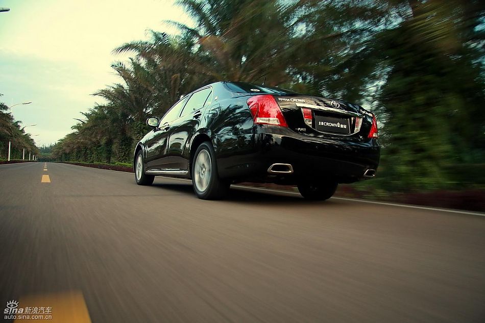 丰田新皇冠试驾实拍图动态