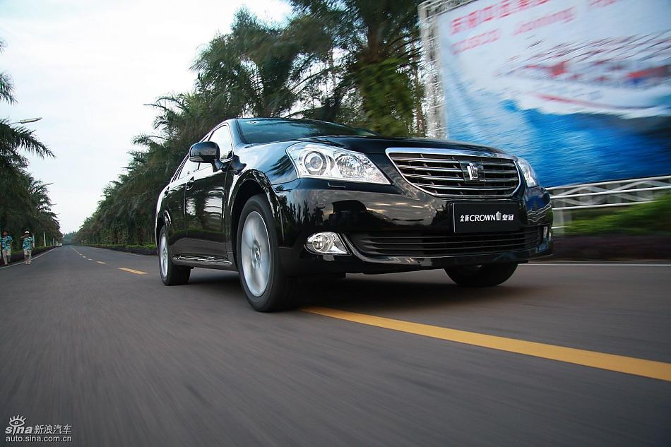 丰田新皇冠试驾实拍图动态